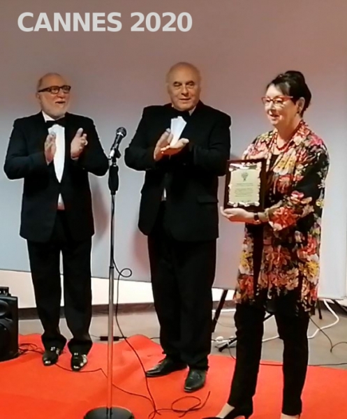 ■ Annie d'Herpin, peintre aquarelliste, recevant la Plaquette d'Honneur Commémorative de l'Evénement pour son Exposition-Hommage 