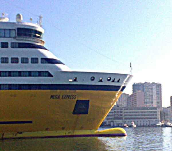 LE PORT DE TOULON: UN FLUX TOURISTIQUE ET COMMERCIAL TOUTE L'ANNÉE; ESCALES DE GRANDES CROISIERES INTERNATIONALES.TOULON 15 ème VILLE DE FRANCE, 170.000 h.  