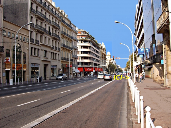 ARRIVEE EN PROVENANCE DE NICE LE POLE EST A DROITE SUR LE BOULEVARD CENTRAL DE LA VILLE DE TOULON