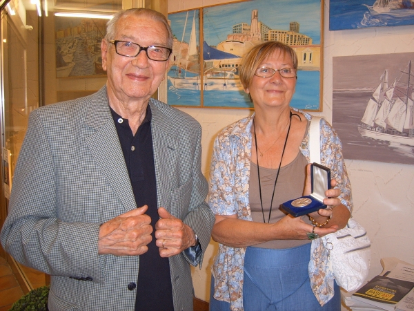 Remise de la médaille d'honneur du Pôle d'Exposition Toulon Côte-d'Azur à la peintre ADeleau par le doyen des peintres Lucien Renard 