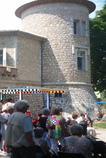 2010 - XX ème ANNIVERSAIRE DE L'ESPACE DE L'ART CONCRÊT DE MOUANS-SARTOUX - VUE PARTIELLE DE LA PERGOLA DE DANIEL BUREN