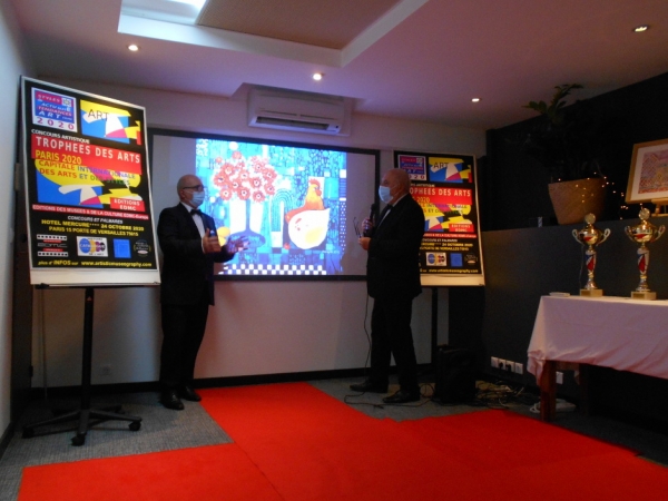 KIM Youngmi,  peintre lauréate des Trophées des Arts Paris 2020. Ici une oeuvre de l'artiste est commentée par le critique d'art A.Antolini.