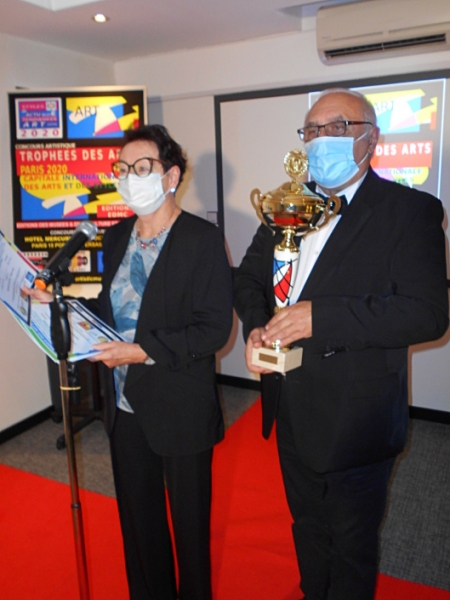 Ici lors de la lecture du Palmarès Annie d'Herpin Présidente du Jury et Eugène German, du Comité du Jury 