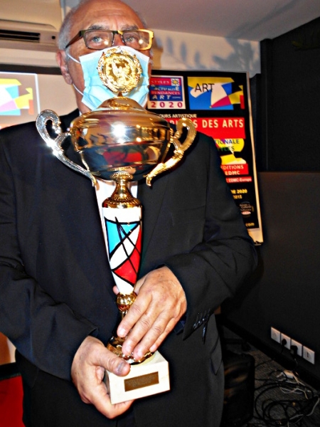 Eugène German du Comité du Jury présente le Trophée des Arts PARIS 2020. Samedi 24 Octobre 2020, dans les salons de l'Hôtel Mercure**** Porte de Versailles à PARIS.