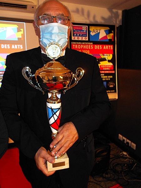 Eugène German du Comité du Jury présente le Trophée des Arts PARIS 2020. Samedi 24 Octobre 2020, dans les salons de l'Hôtel Mercure**** Porte de Versailles à PARIS.