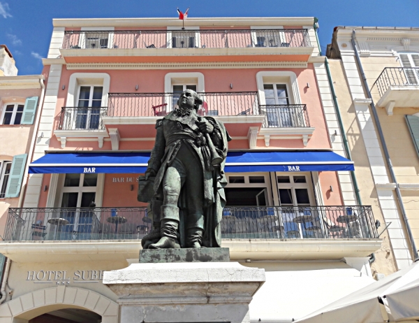 La statue du Bailli de Suffren 