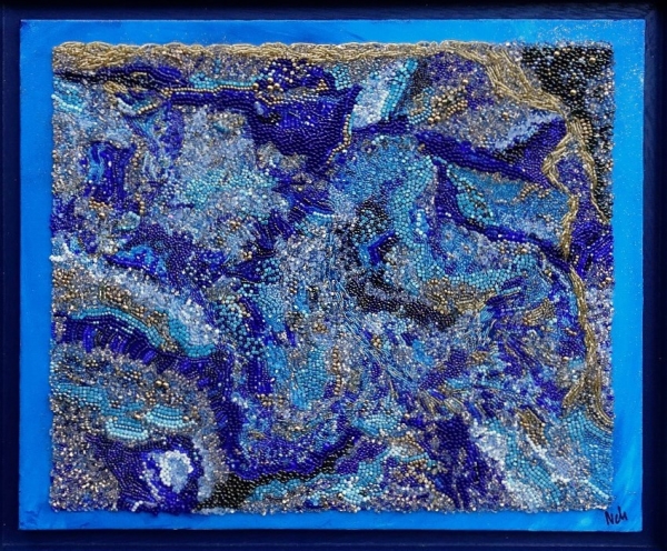 “Vue du Ciel”. (50x60 cm)  Des millers de perles en verre et en cristal cousues sur la toile de lin peinte au préalable au plat de la main.Réalisation en 2020.Oeuvre de Chantal Lallemand, peintre, plasticienne