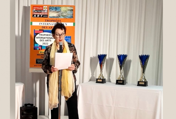 La Présidente du Comité du Jury Annie d'Herpin annonce le Palmarès 2022. La peintre Betty De Rus Trophée International des Arts avec Félicitations du Jury