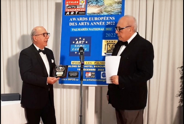 Le critique d'Art M. Antoine Antolini (ici à G) et le Président du Comité du Jury M. Eugène German, lors des cérémonies d'attribution des Awards Européens des Arts 2022 Salon Dali Hôtel Mercure **** à Hyères-Les-Palmiers Côte-d'Azur 