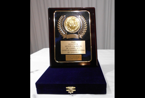 Attribution de la Plaquette Médaille  Artiste d'Honneur de l'Année 2022 à YBAH, Sculpteur, Lauréate du Palmarès national  