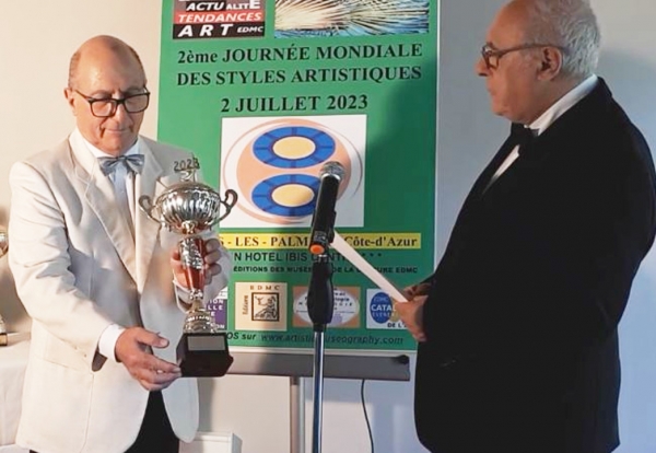 Attribution du Trophée d'Honneur à l'artiste peintre, plasticienne, Arlette Delevallée, lors de la 2EME Journée Mondiale des Styles Artistiques 02 07 2023