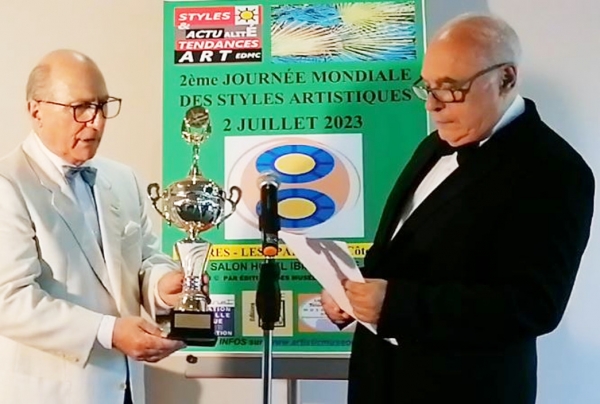 Attribution à l'artiste peintre aquarelliste, Fanny Laffitte, du Grand Trophée du Style lors du Palmarès de la 2EME Journée Mondiale des Styles Artistiques 2023