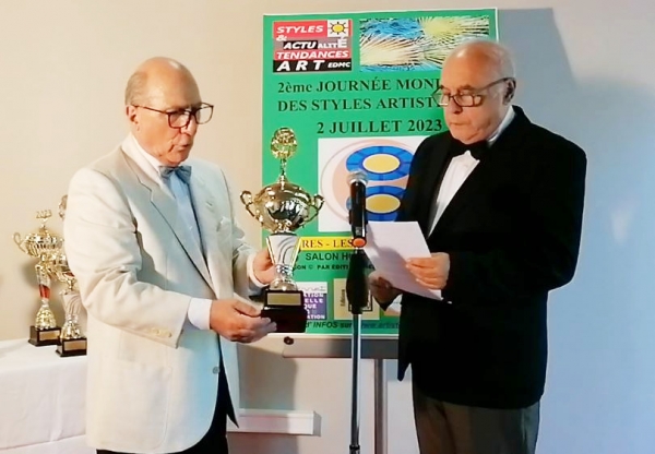 Attribution du Grand Trophée du Style à l'artiste peintre Louis Julien, Lauréat du Palmarès. Evénementiel concours. Journée Mondiale des Styles Artistiques 02 07 2023. (France) 