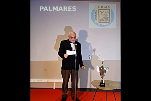 Cérémonie du Palmarès 2023 Le Président du Comité du Jury annonce l'attribution à Nadine BERTULESSI, artiste peintre Lauréate du Palmarès, du Trophée d'Excellence dans les Beaux-Arts et la Création 2023