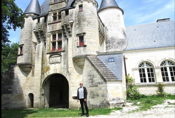 Michel SKUPIEN, peintre Médaille Talent des Arts d'Aujourd'Hui-Artiste d'Excellence expose ses oeuvres au Château de Javarzay, haut lieu patrimonial de France dans les Deux-Sèvres à Chef-Boutonne, joyau architectural de la Renaissance.