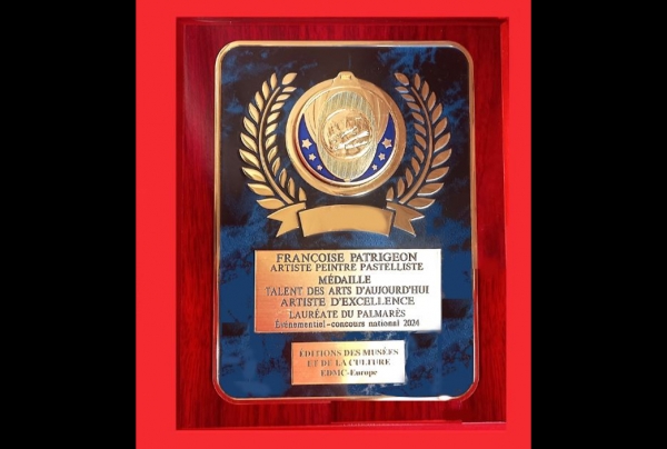 Plaquette d'Honneur avec Médaille de Talent des Arts d'Aujourd'hui Artiste d'Excellence pour la peintre pastelliste Françoise PATRIGEON Lauréate du Palmarès national des sélections d'été 2024 à l'Evénementiel concours Editions EDMC-Europe