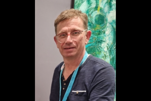   Frédéric STEINLAENDER , maître pastelliste éminent, la peinture aux pastels est pour lui le moyen de créer un lien quasi charnel et spirituel avec la Nature, de faire vibrer l'ultime essence visible du paysage. Lauréat du Palmarès 2024  