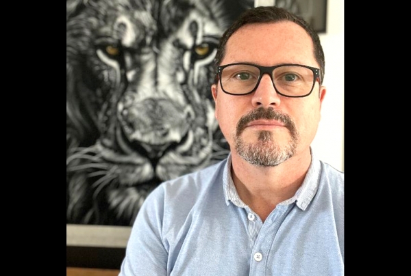 Eric HEUGUET, artiste peintre, pastelliste, sait traduire toute la sensibilité vibrante des animaux, il en exprime la vie par ses pastels d'un immense talent. Leurs attitudes sont peintes avec une infinie précision. Il réussit à en préserver leur naturel