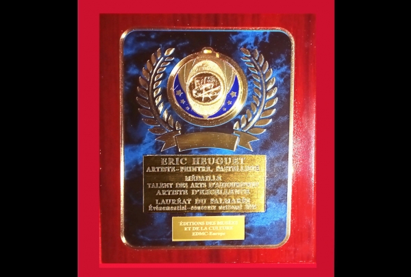 La Plaquette d'Honneur avec Médaille de Talent des Arts d'Aujourd'hui, Artiste d'Excellence a été obtenue par le peintre pastelliste Eric HEUGUET admis Lauréat du Palmarès par le Comité du Jury    qui a honoré la haute maîtrise de son geste pictural.