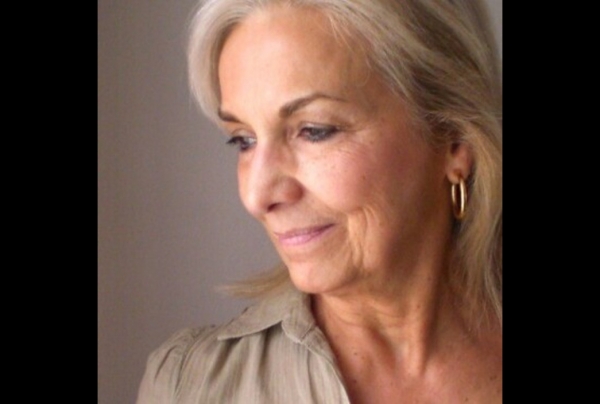 Angeline CATHELAIN, artiste peintre a créé une nouvelle grammaire picturale du rêve, avec des visions surgies de l'inconscient, entre mythes et sens cachés. Son style porte un langage surréaliste spontané, une iconographie aux échos cosmiques.