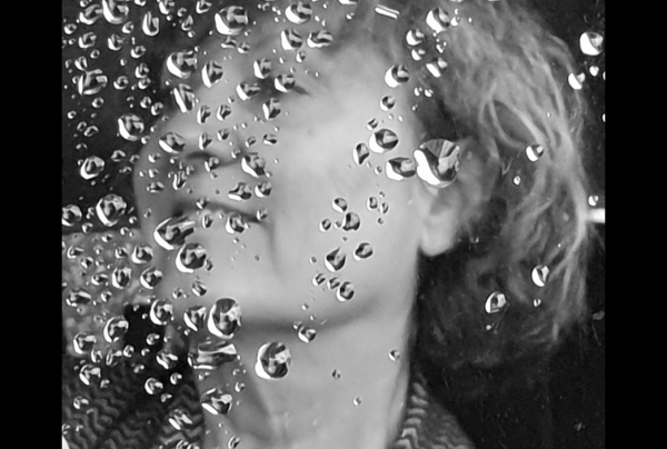 L'artiste peintre CLAUD, donne une nouvelle impulsion novatrice au surréalisme pictural. Au travers de ses visions artistiques elle fonde une esthétique portraitiste de l'imaginaire, révélant dans son Œuvre toute la beauté d'une unicité antinomique.