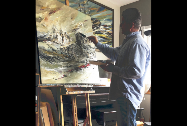 Louis JULIEN, dans son atelier. Il poursuit un parcours international de réussite inédit. En 2025 il obtient le Grand Prix de Peinture, Lauréat du Palmarès, il est désormais titré Grand Pinceau de France. Ses œuvres sont à l'avant-garde de l'art actuel.