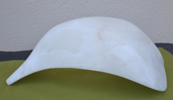 ''Somnolence 8'' Albâtre (Italie) L.41x l.20x h. 17cm.Christiane TURPIN, maîtrise une esthétique statuaire dans laquelle allégories et lyrisme se conjuguent. Une sculptrice contemporaine Lauréate du Palmarès 2025 