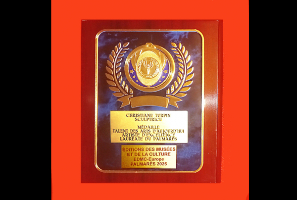 Le Comité du Jury a attribué à la sculptrice Christiane TURPIN la plaquette d'honneur avec Médaille de Talent des Arts d'Aujourd'hui Artiste d'Excellence 2025 qui reconnaît son talent et son style statuaire abstrait de haut niveau.
