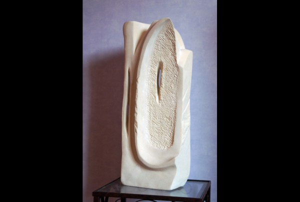 ''Vestiges'' Calcaire de Richemont, L.20x l.16x h.50cm. Christiane TURPIN, évoque et effleure notre conscient, on peut se projeter avec nos ressentis individuels. Ses sculptures convoquent pour nous les mystères intemporels des civilisations.   