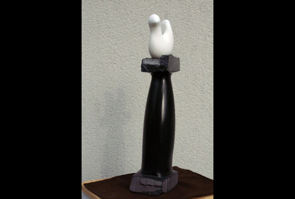 ''Sentinelle 1'', Albâtre (Italie) sur marbre noir (Belgique), L.12x l.10x h.45cm. Christiane TURPIN sculpte, intègre dans sa statuaire les nuances translucides de l'albâtre et le marbre noir. Ses sujets sont signifiants, novateurs, étonnants. 
