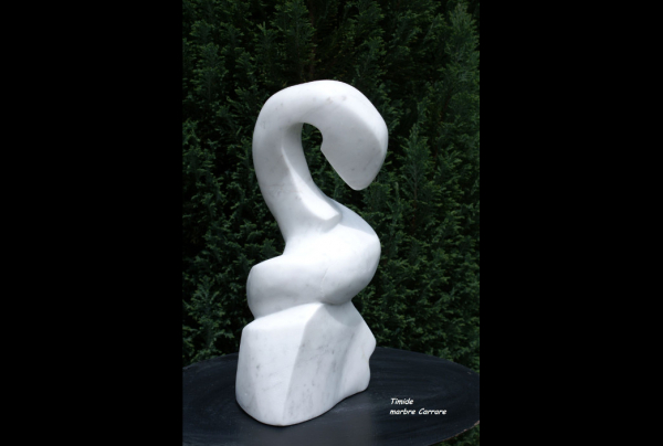 ''Timide'', Marbre (Italie), L.13x l. 11xh.27cm Iconique de grâce et d'élégance, la sculpture de Christiane TURPIN, impose la beauté dans l'espace. Maîtresse dans les techniques de l'art statuaire son talent imprègne ce marbre de Carrare.  
