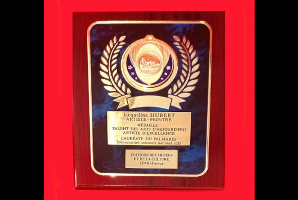  Plaquette d'Honneur avec Médaille de Talent des Arts d'Aujourd'hui Artiste d'Excellence 2025 attribuée à Jacqueline HUBERT Lauréate du Palmarès. Sa peinture abstraite, son sens inné des couleurs et volumes, ont conquis le Comité du Jury. 