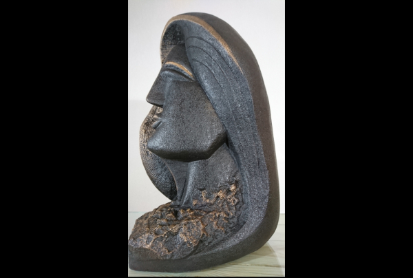 ''La Belle''. Bronze. (H.55 cm). Le sculpteur Roland GONZALES, sait jouer avec les formes, leurs équilibres, leurs harmonies. Il a su ajouter à ''La Belle'' une grâce et une douceur intemporelles, créant un visage archétype, une référence d'art statuaire.