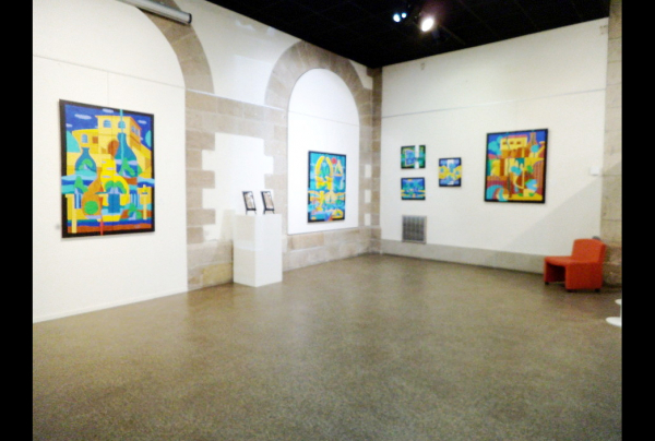 Vue de l'exposition de l'artiste peintre Michel MARANT, dans la salle de la Halle aux Grains de SAINT-JUNIEN, Haute-Vienne.