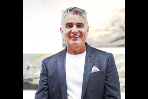 Louis JULIEN est un artiste unique à notre Époque à peindre un ressenti aussi puissant de la transcendance, avec des visions abstraites intuitives de mondes hors du temps. La spiritualité spontanée qui s'en dégage aurait plu à Kandinsky. 