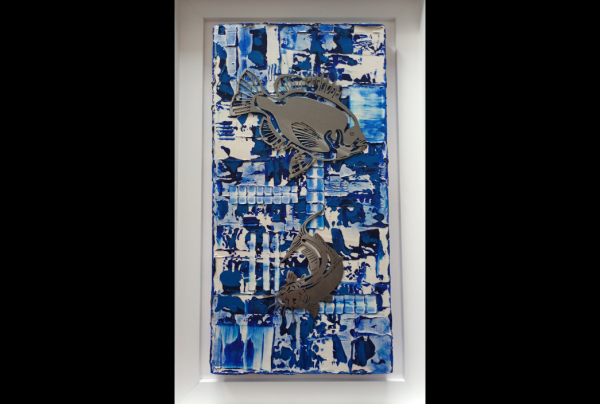 Concept du Totem en Frontal ''Les Eaux Intérieures'' 60 x 30 x 4 cm Techn mixtes sur toile Jacqueline MORANDINI, aborde le thème de l'eau, avec inclusions figuratives liées au monde aquatique, sur fond d'évocations abstraites et palette de bleus.    