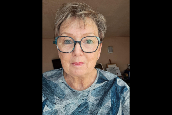 Annie d'HERPIN, après avoir maîtrisé au fil des ans la peinture florale, elle la fait évoluer par la finesse et délicatesse de ses aquarelles. Celles-ci traduisent la vie, ainsi tiges et pétales sont souvent exprimés et révélés dans leur liberté naturelle