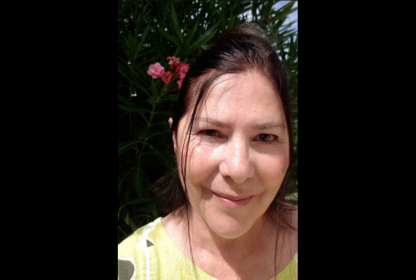 Rita CAU, artiste lauréate du Concours national du Centenaire possède un style très moderne revivifiant l'impressionnisme dans des paysages ou sujets du quotidien. Elle le pratique avec talent pour peindre les visions de ses sentiments. 