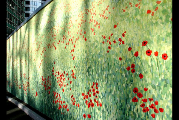 ''Les Coquelicots'' 160 m² peinture murale. Telle une magicienne des arts, Catherine FEFF, artiste peintre muraliste, nous fait oublier un mur, pour nous émerveiller devant un immense tableau, qui aurait convaincu Claude MONET du talent de cette artiste. 