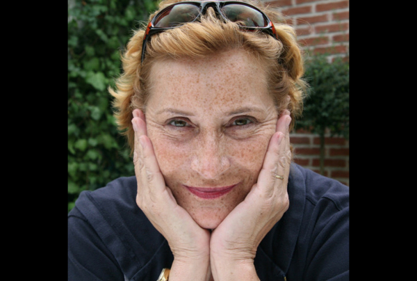Catherine FEFF, Artiste Peintre Muraliste, a su embellir par sa technicité et sa sensibilité de peintre les froides architectures. Lauréate du Concours national du Centenaire, elle transmet et fait partager par ses créations son amour de la nature.   