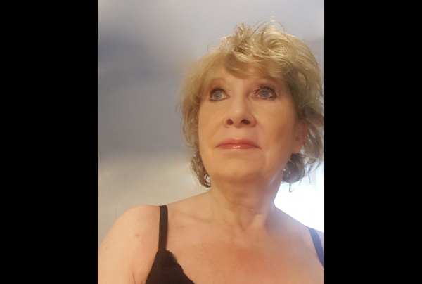 L’artiste peintre Jeanne SIMON, peint avec émotion et sensibilité, son pinceau les traduit en touches fortes et lumineuses tels ses ressentis intérieurs. Elle maîtrise son style original à la croisée d' impressionnisme et d'expressionnisme.