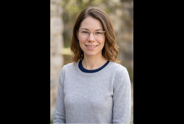 Claire.J.Chartier sait pousser la minutie de son travail pour atteindre une ultime beauté du monde floral. Elle donne une vie à chacune de ses fleurs, dans un univers de perfection. Elle parvient à fixer toute la fugacité d'une poésie du beau.  