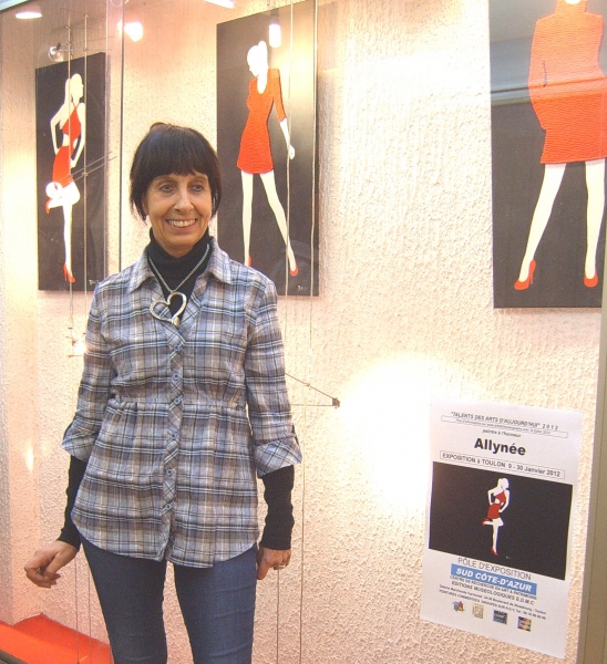 LA PEINTRE ALLYNEE (RENEE BALLY) DEVANT SA COLLECTION PEINTE DE VETEMENTS DE MODE