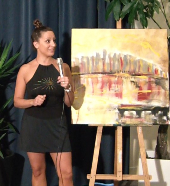 La peintre Alysée Yasalys Luna Lya  durant la présentation de son oeuvre intitulée 