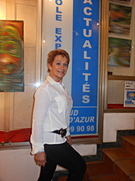 ISABELLE GELI A SON ARRIVEE AU POLE EXPOSITION SUD COTE-D'AZUR, UN EVENEMENTIEL MARITIME. A TOULON LA PEINTRE MET PAR SON TALENT LE PAYSAGE PORTUAIRE A L'HONNEUR.