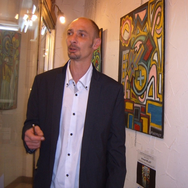 LE PEINTRE ARNAUD MILLET PRESENTANT SES TOILES AU PUBLIC