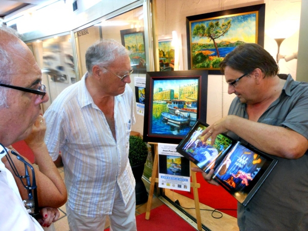 le peintre LEMESLE explique l'évolution de son travail ici au Pôle Exposition Sud Cote d Azur