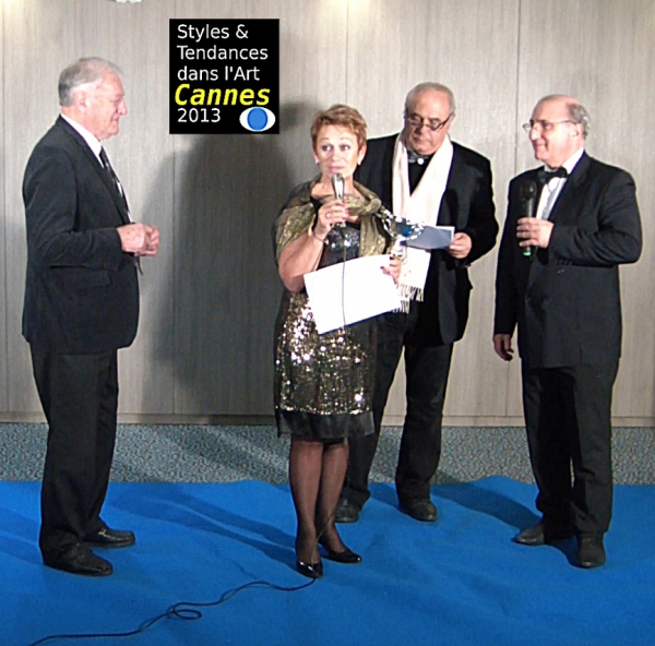 La peintre Isabelle GELI recevant le Trophée 