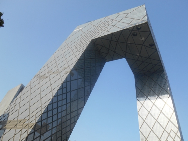 Le bâtiment ultra moderne de la Télévision centrale de Chine CCTV présente une esthétique d'une originalité exceptionnelle il est à la fois une prouesse technique et architecturale .