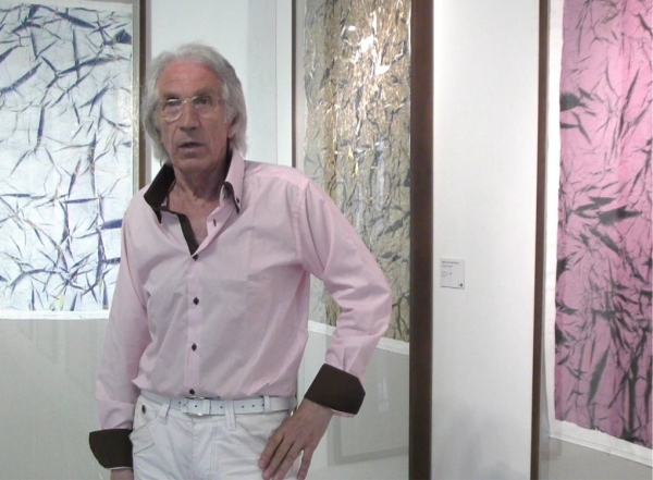 Le peintre abstrait Alain DELIC durant son exposition 